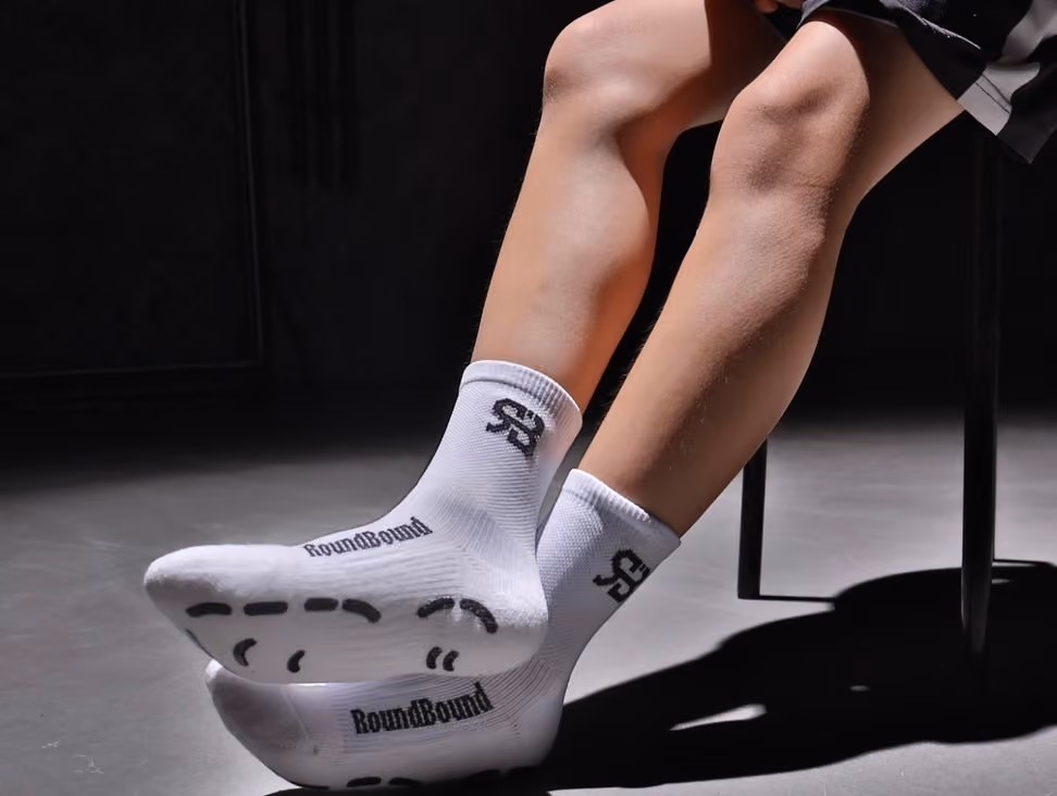 WOMEN PERFORMANCE SOCKS 제품 착용 이미지